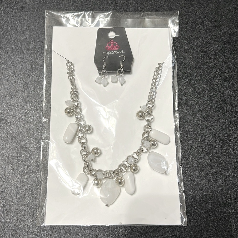 NWT! Paparazzi Jewelry Set White
